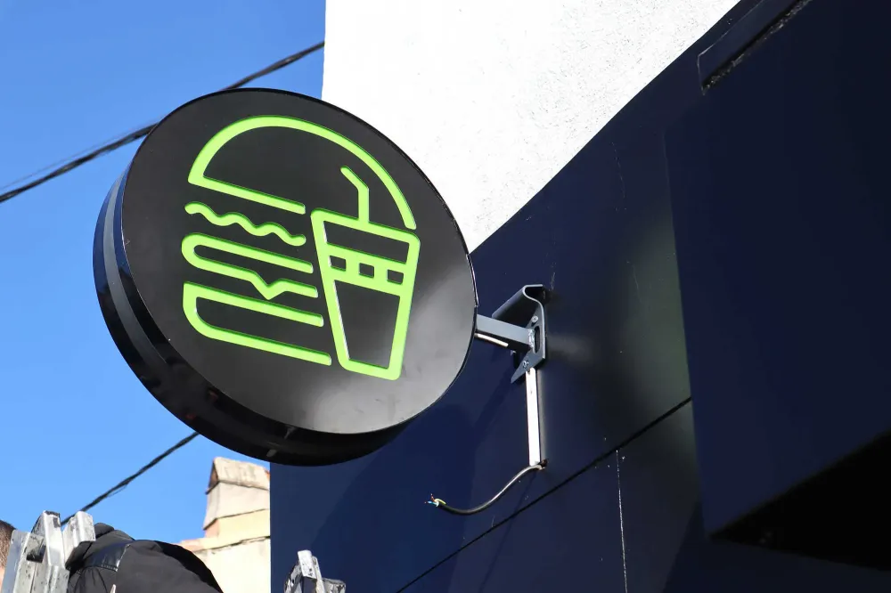 Enseigne de magasin à Marseille